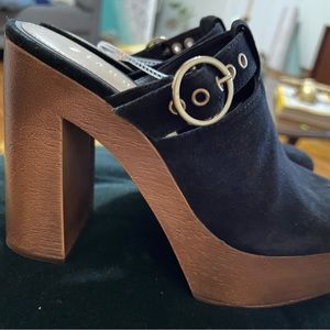 Gianni Bini
Sotelo Buckle Detail Suede Platform Clogs
